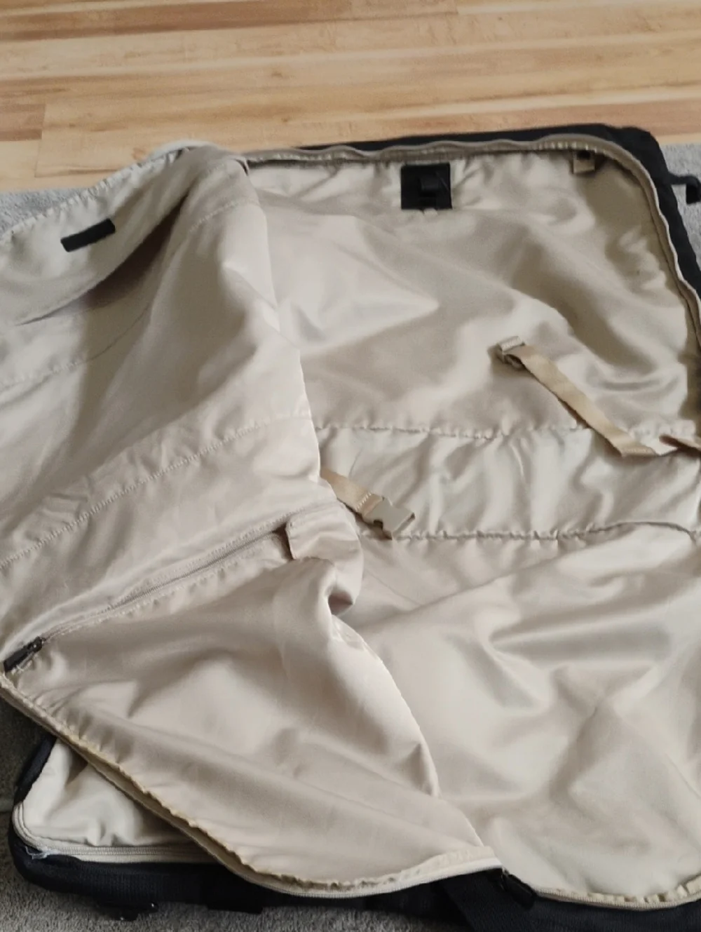Johnston & Murphy Black Wardrobe Travel Bag. Excellent Condition.